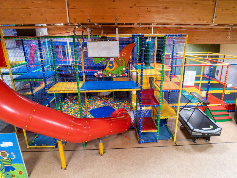 Abenteuerland mit Rutschen und Klettergerüsten