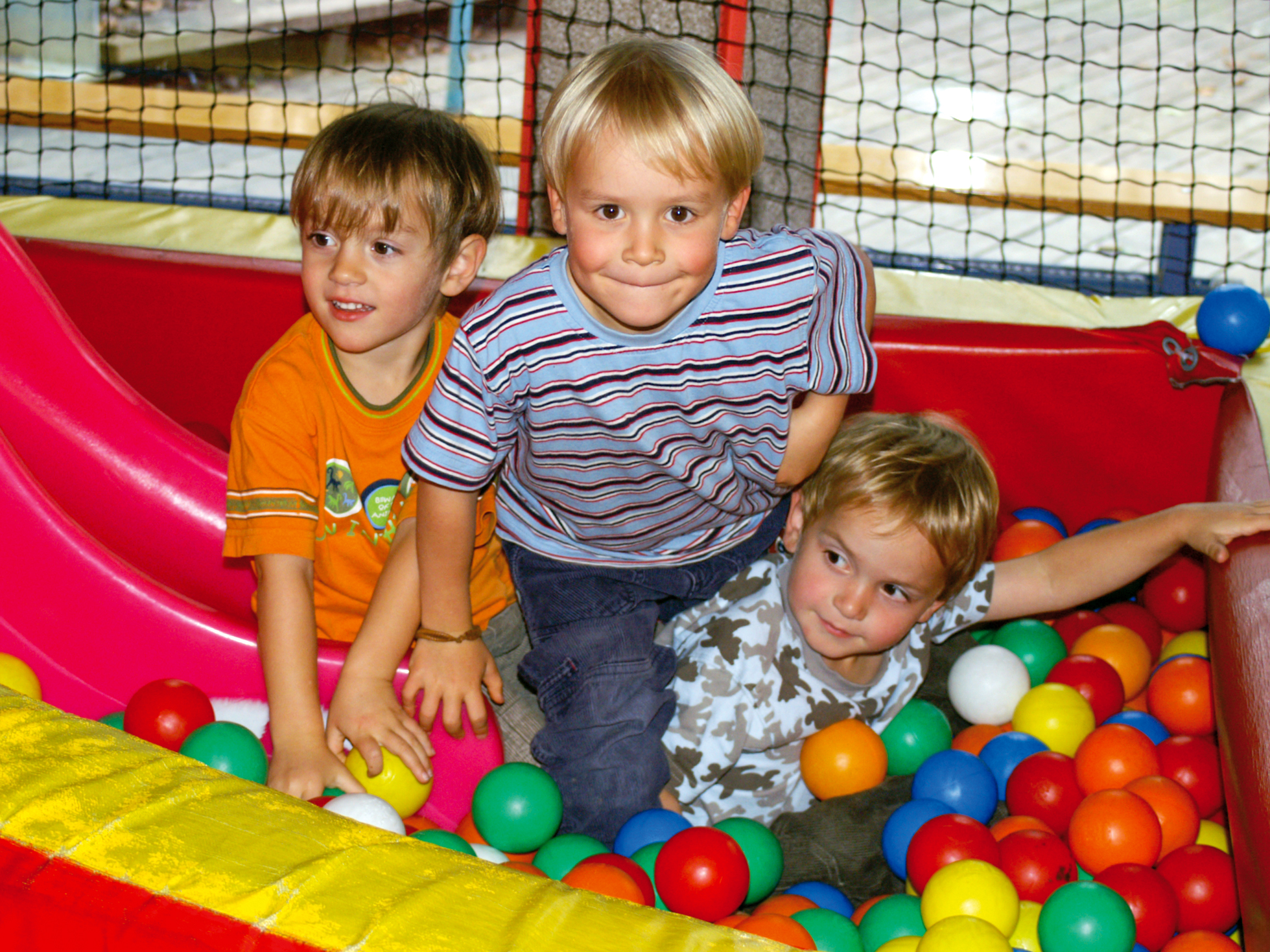 Bällebad mit bunten Bällen und Rutschen