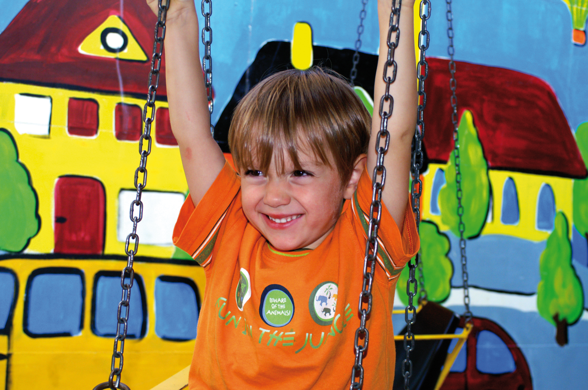 Kind auf Tretfahrzeug